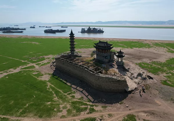 La isla de Luoxing Dun, normalmente semisumergida, con sus antiguos templos en el mayor lago de agua dulce de China, Poyang, que descendió debido a la prolongada sequía en la provincia de Jiangxi. La isla de Luoxing Dun, normalmente semisumergida, con sus antiguos templos en el mayor lago de agua dulce de China, Poyang, que descendió debido a la prolongada sequía en la provincia de Jiangxi. - Sputnik Mundo