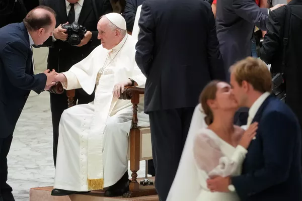 El papa Francisco durante su audiencia general semanal en el Aula Pablo VI del Vaticano. El papa Francisco durante su audiencia general semanal en el Aula Pablo VI del Vaticano. - Sputnik Mundo