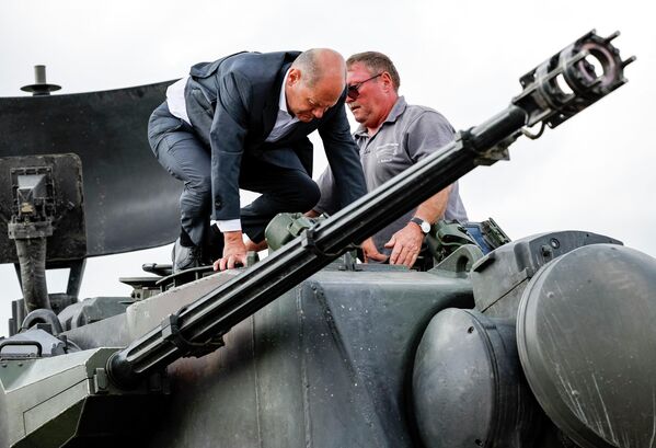 El canciller alemán, Olaf Scholz, en un blindado Flakpanzer Gepard durante su visita al campo de tiro de Putlos, cerca de Oldemburgo, donde se entrena el Ejército ucraniano. - Sputnik Mundo