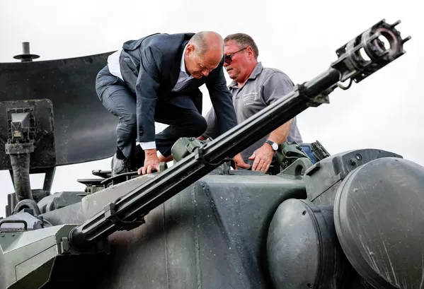 El canciller alemán, Olaf Scholz, en un blindado Flakpanzer Gepard durante su visita al campo de tiro de Putlos, cerca de Oldemburgo, donde se entrena el Ejército ucraniano. El canciller alemán, Olaf Scholz, en un blindado Flakpanzer Gepard durante su visita al campo de tiro de Putlos, cerca de Oldemburgo, donde se entrena el Ejército ucraniano. - Sputnik Mundo