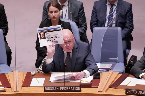 El representante permanente de Rusia ante la ONU, Vasili Nebenzia, muestra en una reunión del Consejo de Seguridad de la ONU una captura de pantalla del sitio web ucraniano Pacificador con una imagen de la periodista rusa Daria Dúguina tachada con la inscripción "liquidada". Daria Dúguina, de 29 años, murió el 20 de agosto en la región de Moscú cuando su coche fue explotado por la terrorista ucraniana Natalia Vovk. El representante permanente de Rusia ante la ONU, Vasili Nebenzia, muestra en una reunión del Consejo de Seguridad de la ONU una captura de pantalla del sitio web ucraniano Pacificador con una imagen de la periodista rusa Daria Dúguina tachada con la inscripción "liquidada". Daria Dúguina, de 29 años, murió el 20 de agosto en la región de Moscú cuando su coche fue explotado por la terrorista ucraniana Natalia Vovk. - Sputnik Mundo