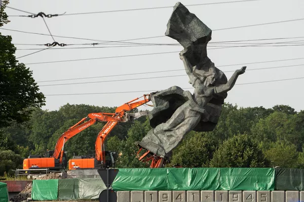 Demolición de la escultura de la Madre Patria, parte del monumento a los soldados liberadores soviéticos en Riga, Letonia. Demolición de la escultura de la Madre Patria, parte del monumento a los soldados liberadores soviéticos en Riga, Letonia. - Sputnik Mundo