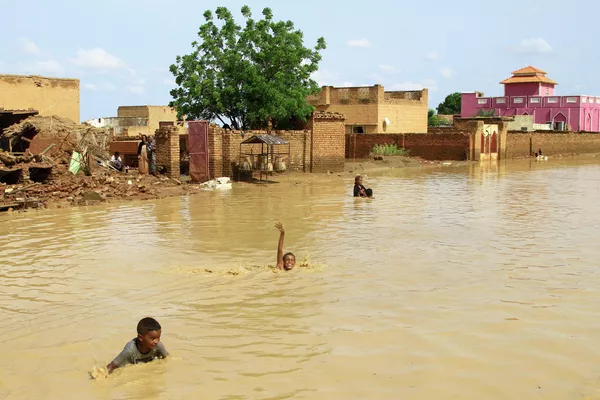 Unos niños juegan en una calle inundada de la ciudad de Iboud, en Sudán. Unos niños juegan en una calle inundada de la ciudad de Iboud, en Sudán. - Sputnik Mundo