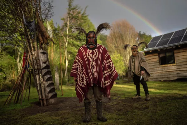 Hombres mapuches posan para una foto con máscaras ceremoniales tradicionales kollón en el pueblo de Carimallin, en el sur de Chile. Hombres mapuches posan para una foto con máscaras ceremoniales tradicionales kollón en el pueblo de Carimallin, en el sur de Chile. - Sputnik Mundo