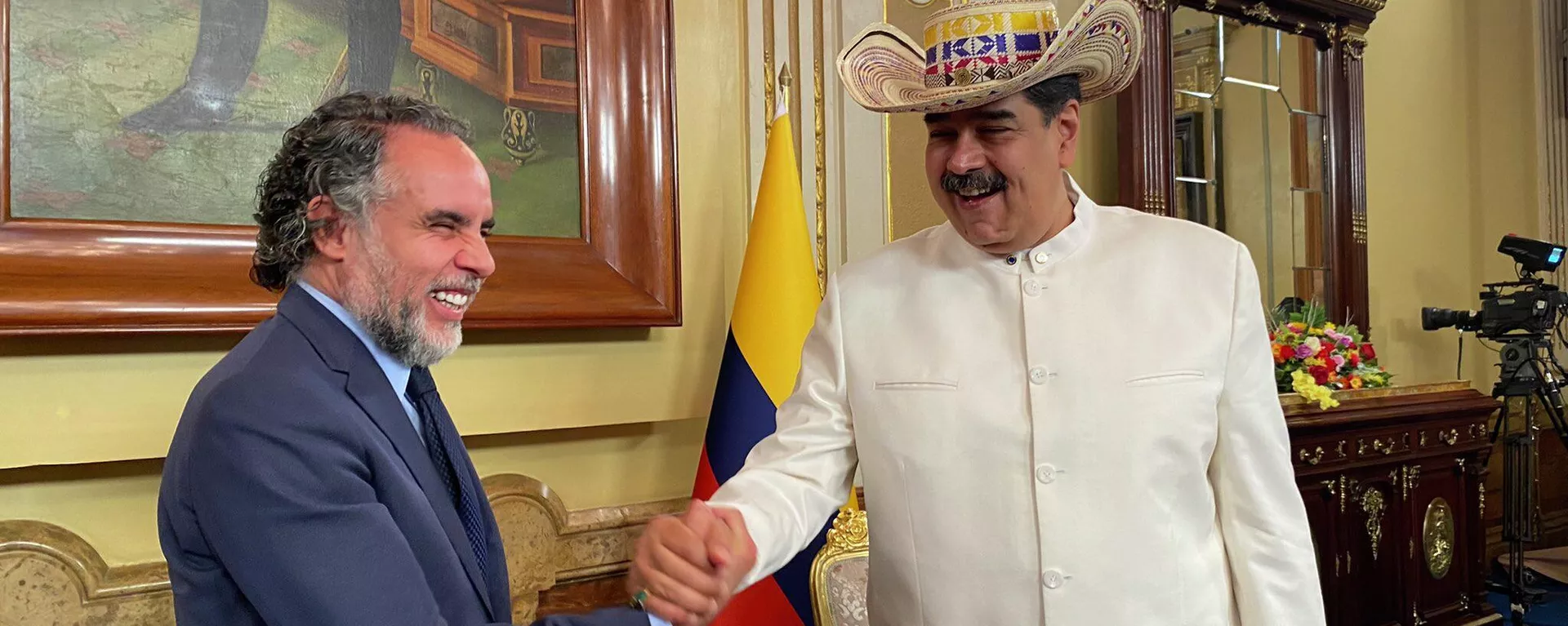 Embajador colombiano Armando Bendetti, saluda al presidente venezolano Nicolás Maduro en el Palacio de Miraflores de Caracas Embajador colombiano Armando Bendetti, saluda al presidente venezolano Nicolás Maduro en el Palacio de Miraflores de Caracas - Sputnik Mundo, 1920, 30.08.2022