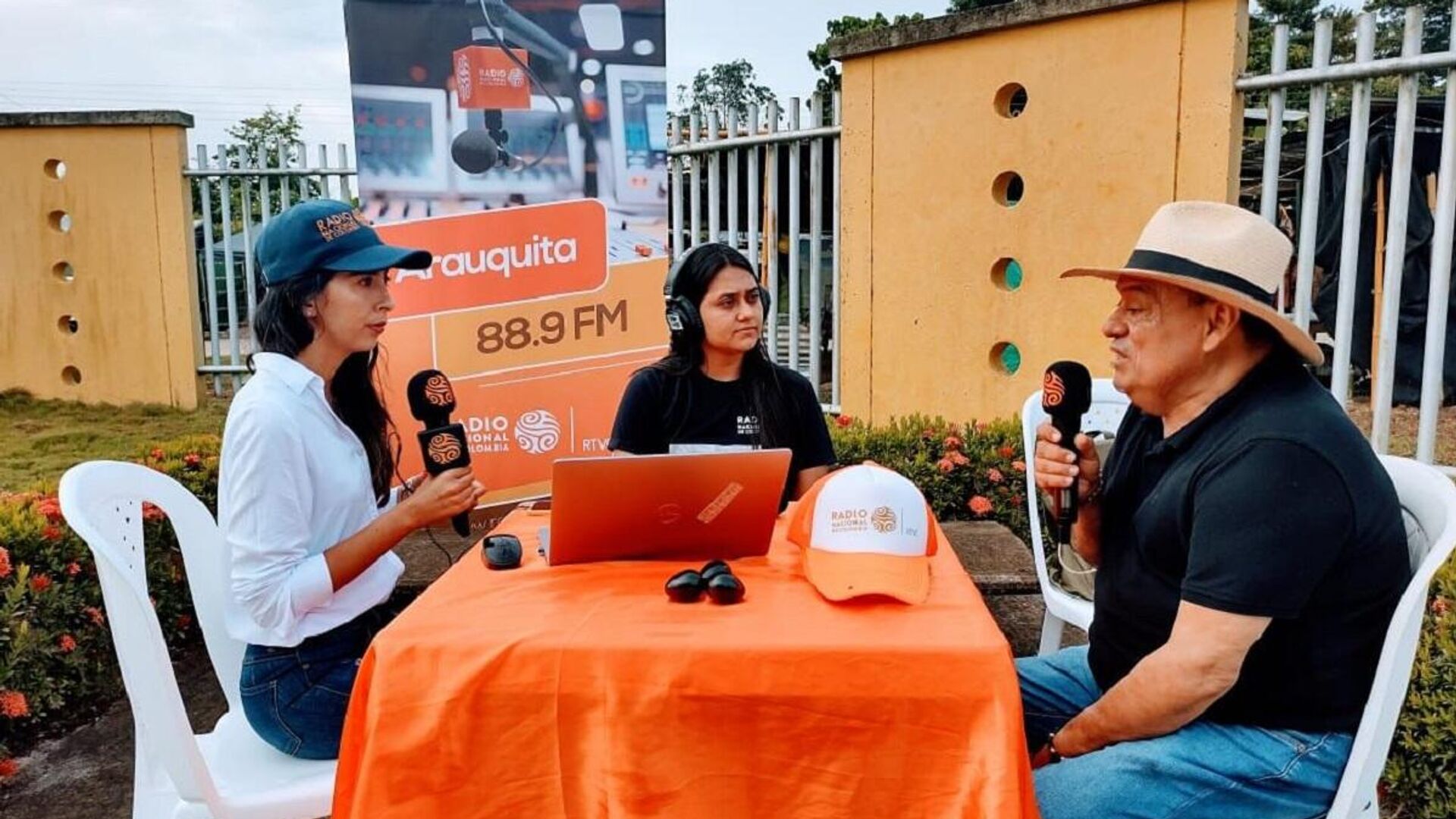 El equipo actual de la Emisora por la Paz de Arauquita El equipo actual de la Emisora por la Paz de Arauquita - Sputnik Mundo, 1920, 30.08.2022