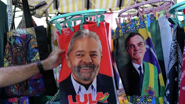 Retratos del expresidente brasileño Luiz Inácio Lula da Silva (2003-2011) y el actual mandatario, Jair Bolsonaro, en unas bolsas  - Sputnik Mundo