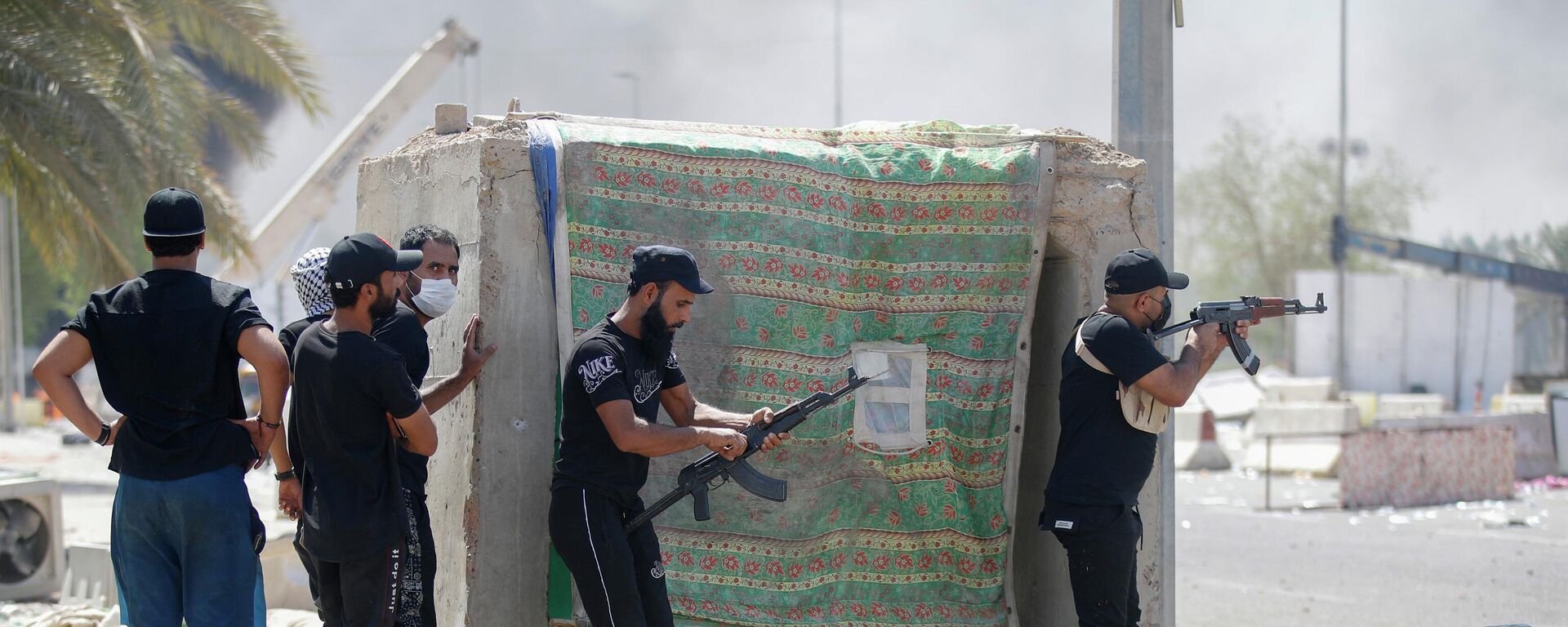 Enfrentamientos entre los partidarios del influyente político y religioso chií Muqtada al Sadr y las fuerzas del orden en Bagdad, Irak - Sputnik Mundo, 1920, 30.08.2022