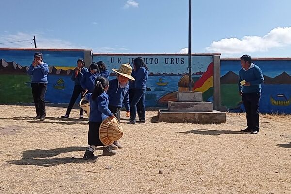 Jóvenes de la comunidad indígena Iruhito Urus crean robots con plantas acuáticas - Sputnik Mundo
