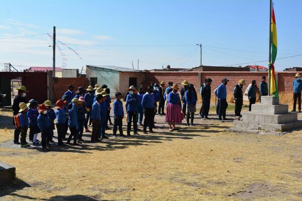 Jóvenes de la comunidad indígena Iruhito Urus crean robots con plantas acuáticas - Sputnik Mundo