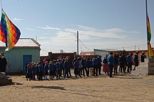 Jóvenes de la comunidad indígena Iruhito Urus crean robots con plantas acuáticas - Sputnik Mundo