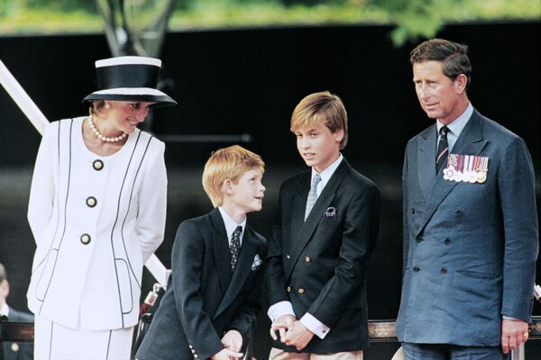 La historia del matrimonio de Lady Di podría haber sido como el cuento de la Cenicienta, pero la vida lo decidió de otra manera. La relación con su esposo no era sencilla.En la foto: la princesa Diana y el príncipe Carlos con sus hijos Guillermo y Harry viendo el desfile del Día de la Victoria, en Londres, Reino Unido, 1995. - Sputnik Mundo