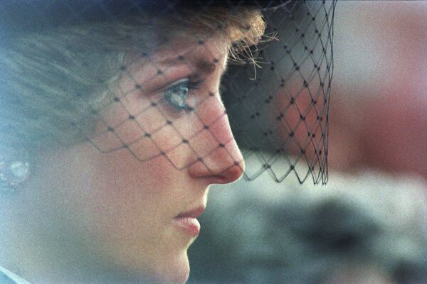 Carlos puso fin a su relación con su amante por Diana, pero la reanudó en 1986 como él mismo lo admitió en una entrevista televisiva en 1994.En la foto: la princesa Diana en el aeropuerto de Orly, cerca de París, durante una visita oficial a Francia en 1988. - Sputnik Mundo