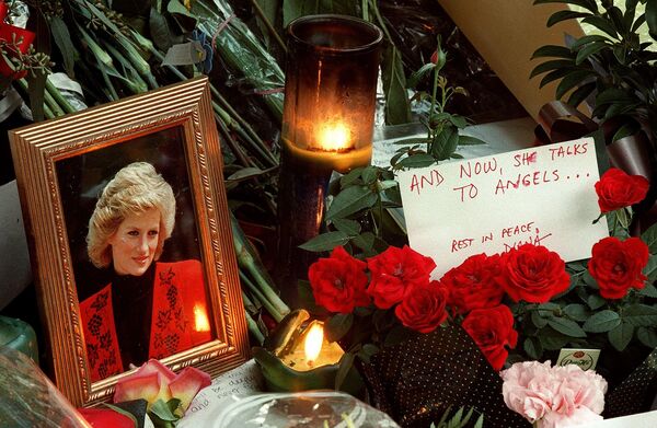 Según una encuesta realizada por BBC en 2002 la princesa Diana, que tenía 36 años en el momento de su muerte, ocupaba el tercer lugar en la lista de los 100 mejores británicos de la historia. Ahora, 25 años después de su muerte, vuelve a ser la &#x27;reina de corazones&#x27; de una nueva generación. Sus imágenes siguen inspirando a las casas de moda y a los cineastas en sus películas, que intentan comprender su alma y acercarse a desentrañar el misterio de su muerte.En la foto: flores y velas en memoria de la princesa Diana en la escalinata de la Embajada británica en Washington, Estados Unidos, el 4 de septiembre de 1997. - Sputnik Mundo