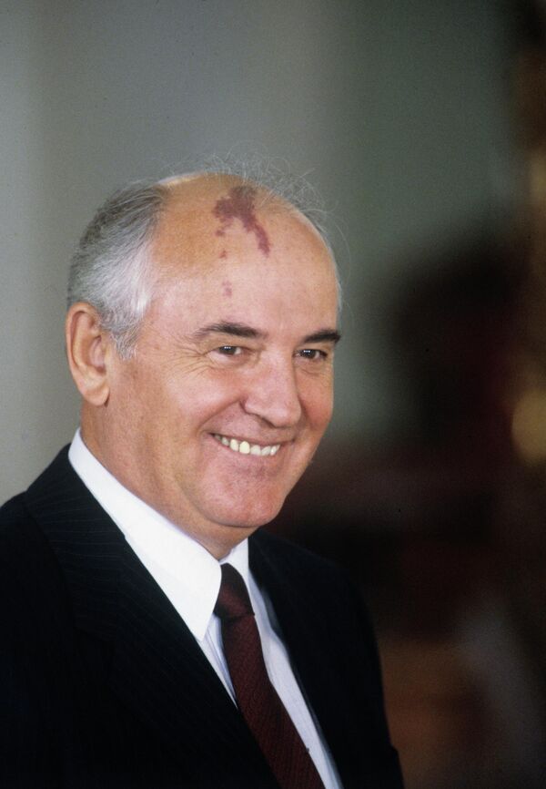 Mijaíl Gorbachov nació el 2 de marzo de 1931 en el pueblo de Privólnoye, en la región de Stávropol, en el seno de una familia de campesinos. Su padre participó en la Gran Guerra Patria y regresó a casa con dos condecoraciones de la Orden de la Estrella Roja. El propio Mijaíl y su madre pasaron cinco meses bajo la ocupación alemana. En la foto: Mijaíl Gorbachov, secretario general del Comité Central del PCUS, presidente del Consejo Supremo de la URSS, junio de 1989. - Sputnik Mundo