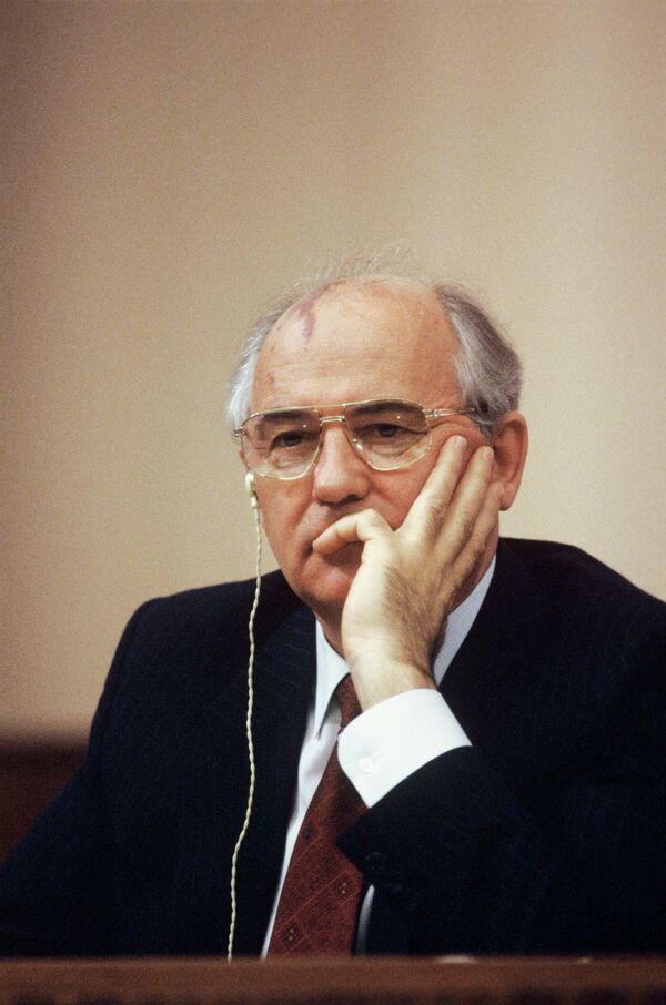 Gorbachov como firme partidario del fortalecimiento de la Unión Soviética no podía imaginar que tanto el cargo, como la propia Unión Soviética, duraría menos de dos años.En la foto: el presidente soviético, Mijaíl Gorbachov, durante el primer Congreso de los Diputados del Pueblo de Rusia en el Palacio de Congresos del Kremlin, en Moscú, junio de 1989. - Sputnik Mundo