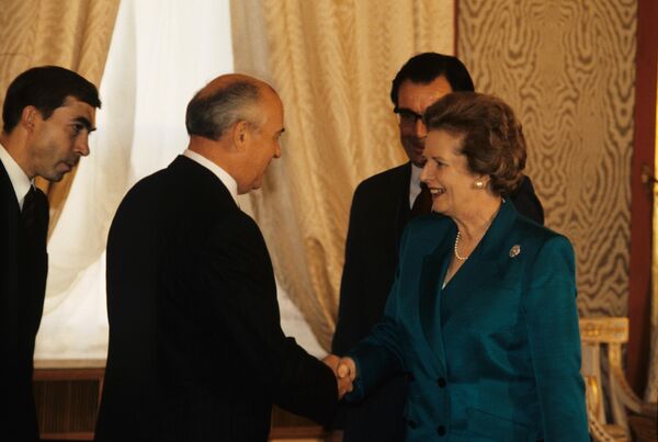 La primera ministra británica y Dama de Hierro de la política mundial, Margaret Thatcher, consideraba a Gorbachov un hombre con el que &quot;se puede hacer negocios&quot;.En la foto: el secretario general del Comité Central del PCUS, Mijaíl Gorbachov, saluda a la primera ministra británica, Margaret Thatcher, cuando esta última visitó Moscú en 1989. - Sputnik Mundo