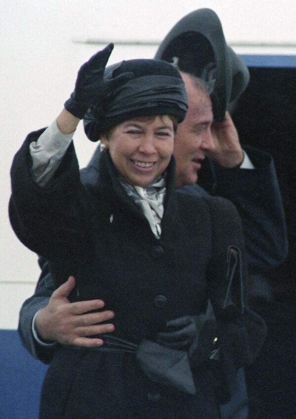 Gorbachov fue el primer líder soviético que apareció en público con su esposa, lo que provocó varias reacciones en las masas populares.En la foto: el secretario general del Comité Central del PCUS, Mijaíl Gorbachov, y su esposa Raísa en el aeropuerto de Reikiavik tras una visita a Islandia, donde mantuvo dos días de conversaciones con el presidente estadounidense Ronald Reagan, octubre de 1986. - Sputnik Mundo