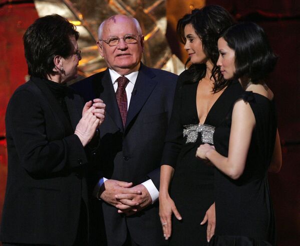 Tras retirarse, Mijaíl creó la Fundación Gorbachov y se convirtió en su presidente. Viajó por todo el mundo, dio discursos en universidades occidentales, también dio conferencias y publicó libros.En 1999, el expresidente soviético sufrió una tragedia personal con la muerte de su esposa Raísa. En 2016, a Gorbachov se le colocó un marcapasos y desde 2020 apenas podía salir de su habitación en un prestigioso hospital de Moscú, donde los médicos le hacían periódicamente diálisis renal y depuración de sangre.En la foto: el expresidente de la Unión Soviética, Mijaíl Gorbachov, en el escenario de la tercera edición de los Premios Mundiales de la Mujer en el Hammerstein Ballroom de Nueva York, Estados Unidos, 2006. - Sputnik Mundo