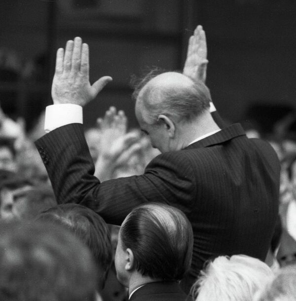 En 1987, en el pleno de enero del Comité Central del PCUS, Gorbachov proclamó el rumbo de la perestroika. Ese mismo año se publicó su libro Perestroika y nuevo pensamiento para nuestro país y el mundo, que se convirtió en un bestseller internacional.En la foto: el secretario general del PCUS, Mijaíl Gorbachov, reunido con diputados yugoslavos en la Asamblea durante una visita a Yugoslavia, Belgrado, 1988. - Sputnik Mundo