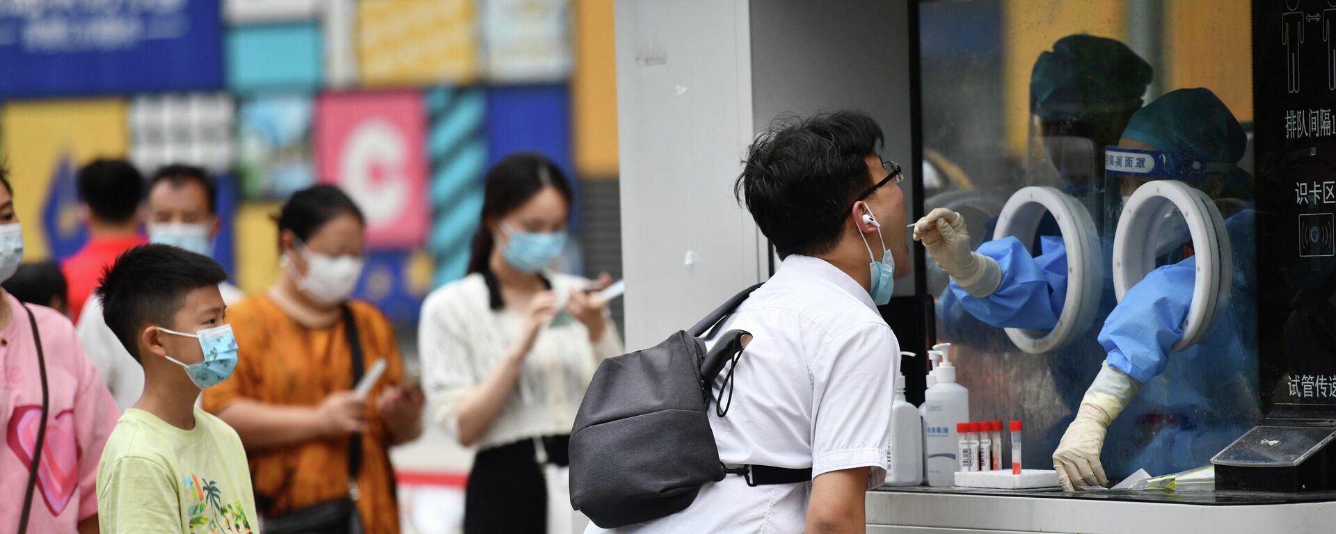 Un trabajador sanitario toma una muestra de hisopo de un hombre para la prueba del COVID-19 en la ciudad de Chengdu - Sputnik Mundo, 1920, 29.12.2022
