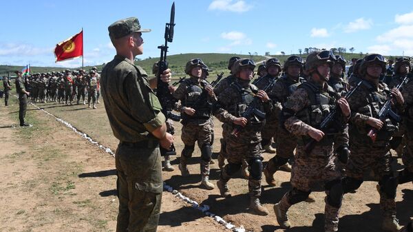 Soldados de los países participantes durante la ceremonia de apertura de Vostok 2022 - Sputnik Mundo