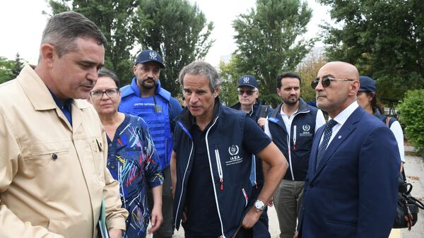 Se espera que los representantes del OIEA estén en la planta hasta el 3 de septiembre.
En la foto: el director general del OIEA, Rafael Grossi, (en el centro) visita la central nuclear de Zaporiyia.
 - Sputnik Mundo