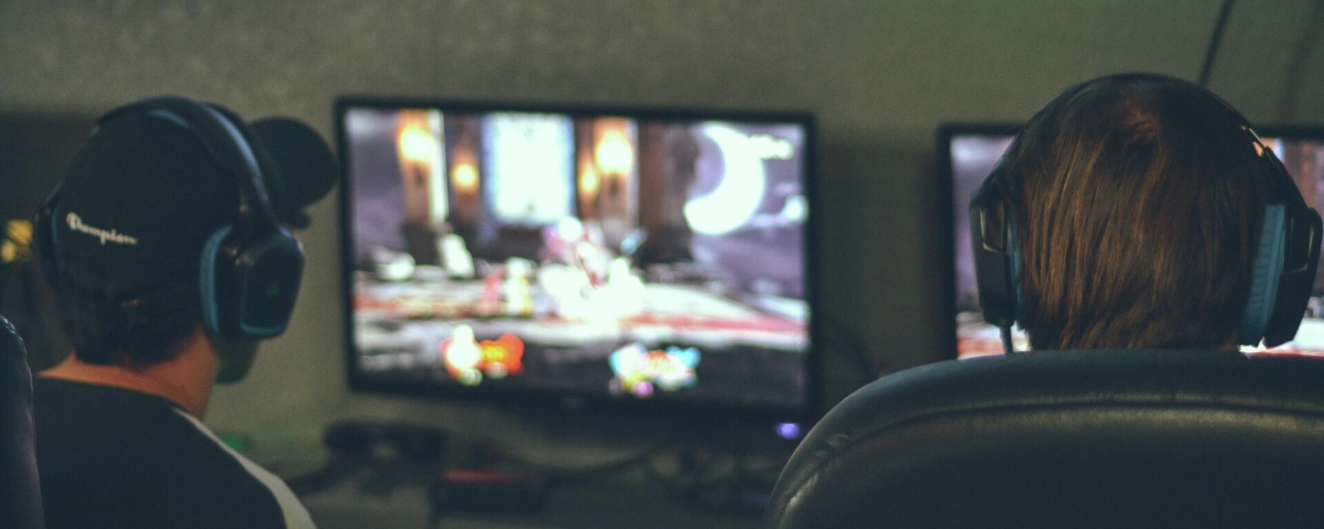 'Gamers' jugando un videojuego - Sputnik Mundo, 1920, 01.09.2022