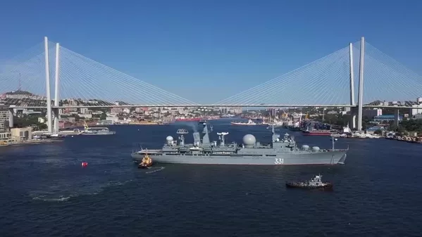 Uno de los buques militares de la Flota del Pacifico de Rusia durante el despliegue para las maniobras Vostok 2022, en las aguas de la bahía Zolotoy Rog en Vladivostok. Uno de los buques militares de la Flota del Pacifico de Rusia durante el despliegue para las maniobras Vostok 2022, en las aguas de la bahía Zolotoy Rog en Vladivostok. - Sputnik Mundo