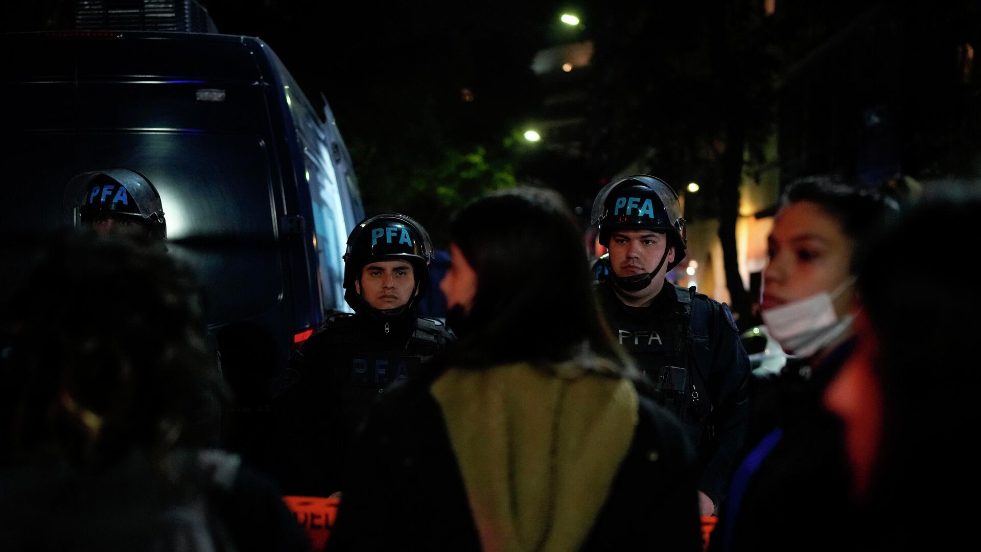 La Policía argentina frente a la residencia de la vicepresidenta Cristina Fernández luego de que un hombre intentara asesinarla La Policía argentina frente a la residencia de la vicepresidenta Cristina Fernández luego de que un hombre intentara asesinarla - Sputnik Mundo, 1920, 02.09.2022