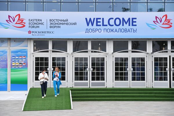 En los últimos cinco años, más de 28.000 invitados de 96 países han visitado el Foro.En la foto: una pancarta con el logotipo del Foro Económico Oriental en el edificio principal del campus de la Universidad Federal del Lejano Oriente (FEFU) en la isla Russki, Vladivostok. - Sputnik Mundo