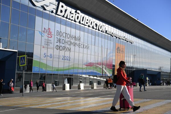 Antes de la llegada de numerosos invitados, el aeropuerto de Vladivostok se puso en alerta máxima.En la foto: una pancarta con el logotipo del Foro Económico Oriental en el aeropuerto internacional de Vladivostok. - Sputnik Mundo