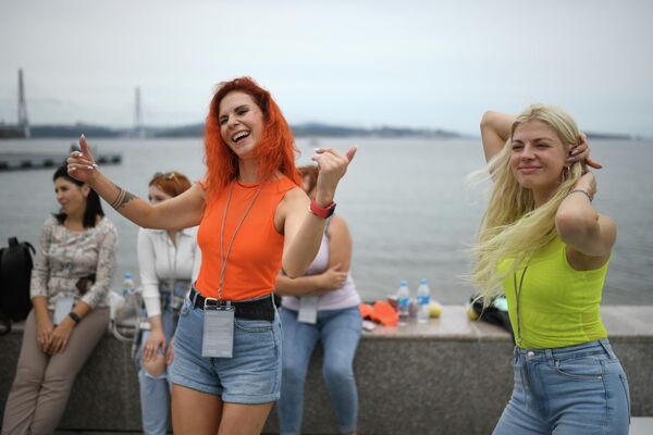 Durante los días del Foro también se celebrarán festivales, exposiciones fotográficas y conciertos.En la foto: las voluntarias asistentes del Foro Económico Oriental en Vladivostok. - Sputnik Mundo