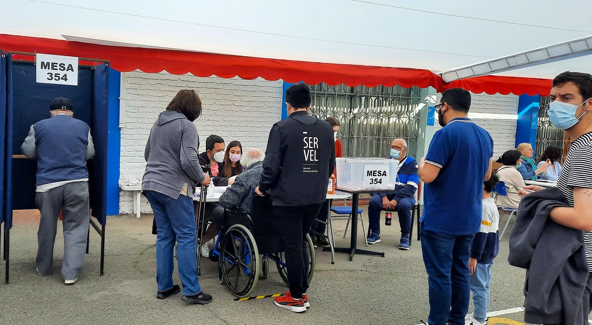 Gente votando Colegio Achiga de la comuna de Las Condes - Sputnik Mundo, 1920, 04.09.2022