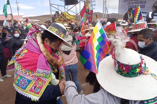 El Gobierno boliviano lleva electricidad a comunidades indígenas del altiplano - Sputnik Mundo