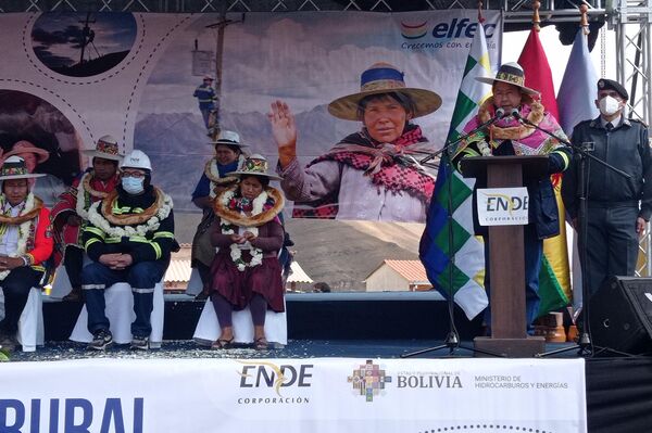 El Gobierno boliviano lleva electricidad a comunidades indígenas del altiplano - Sputnik Mundo