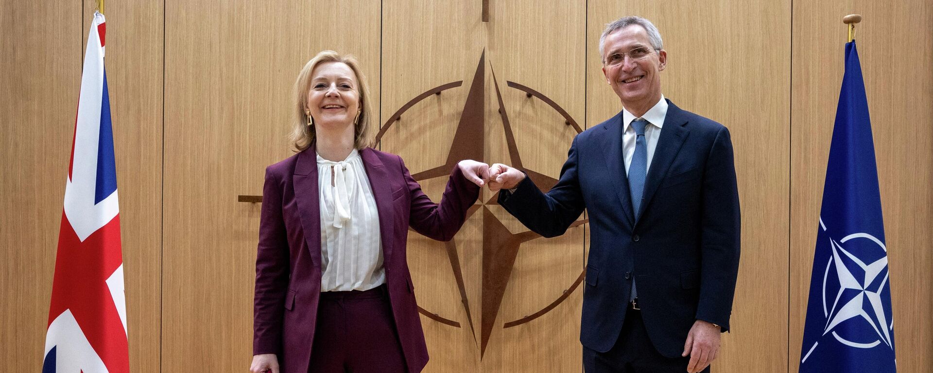 La primera ministra del Reino Unido, Liz Truss, con el secretario general de la OTAN, Jens Stoltenberg - Sputnik Mundo, 1920, 06.09.2022