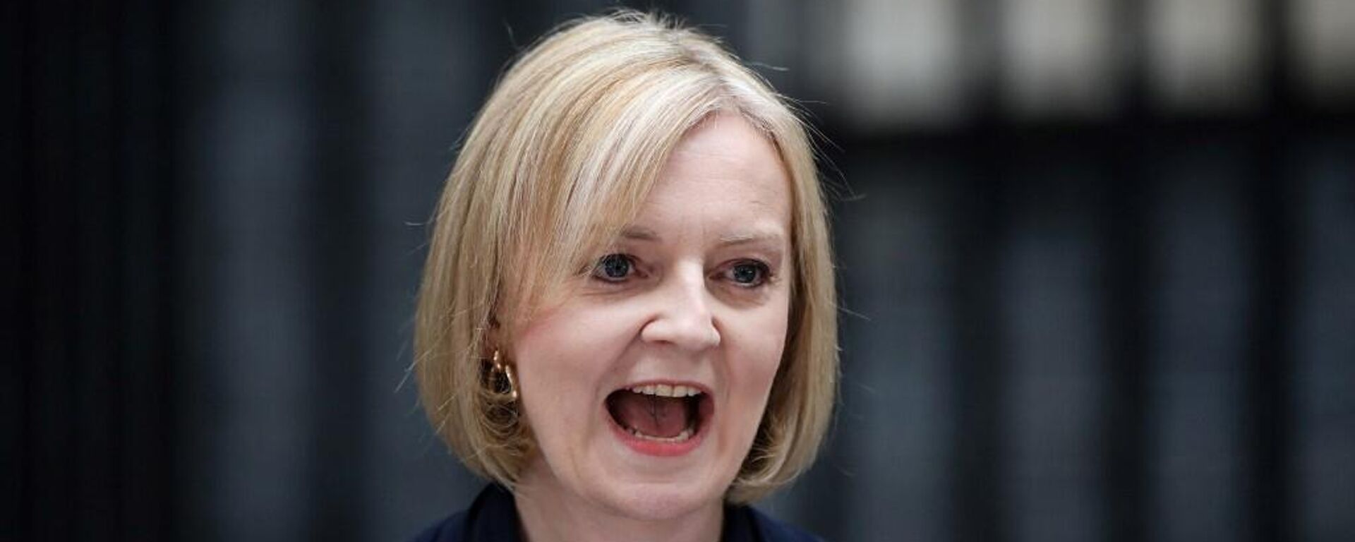 Liz Truss, primera ministra del Reino Unido, durante un discurso en Downing Street, en Londres. - Sputnik Mundo, 1920, 04.10.2022