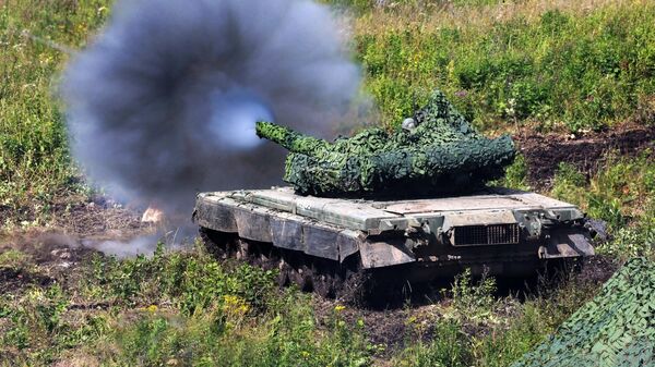Un carro de combate en las maniobras militares Vostok 2022 - Sputnik Mundo