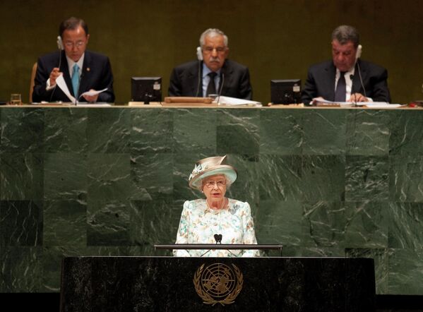 Se preparaba cuidadosamente para cada reunión y más de una vez sorprendió a sus interlocutores con sus conocimientos sobre los temas más complejos. En la foto: Isabel II en el podio de la Asamblea General de las Naciones Unidas en Nueva York, 2010. - Sputnik Mundo