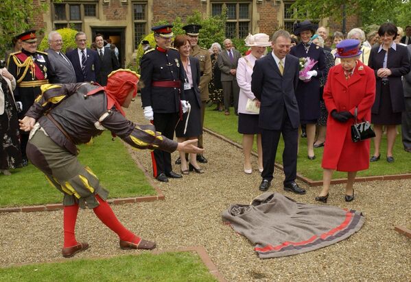 La reina Isabel II en las celebraciones del Jubileo de Oro en el este de Londres, 2002. - Sputnik Mundo