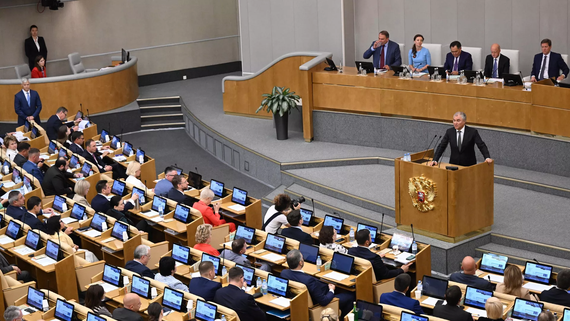 El presidente de la Duma Estatal de Rusia, Viacheslav Volodin, en la sesión plenaria - Sputnik Mundo, 1920, 10.05.2024