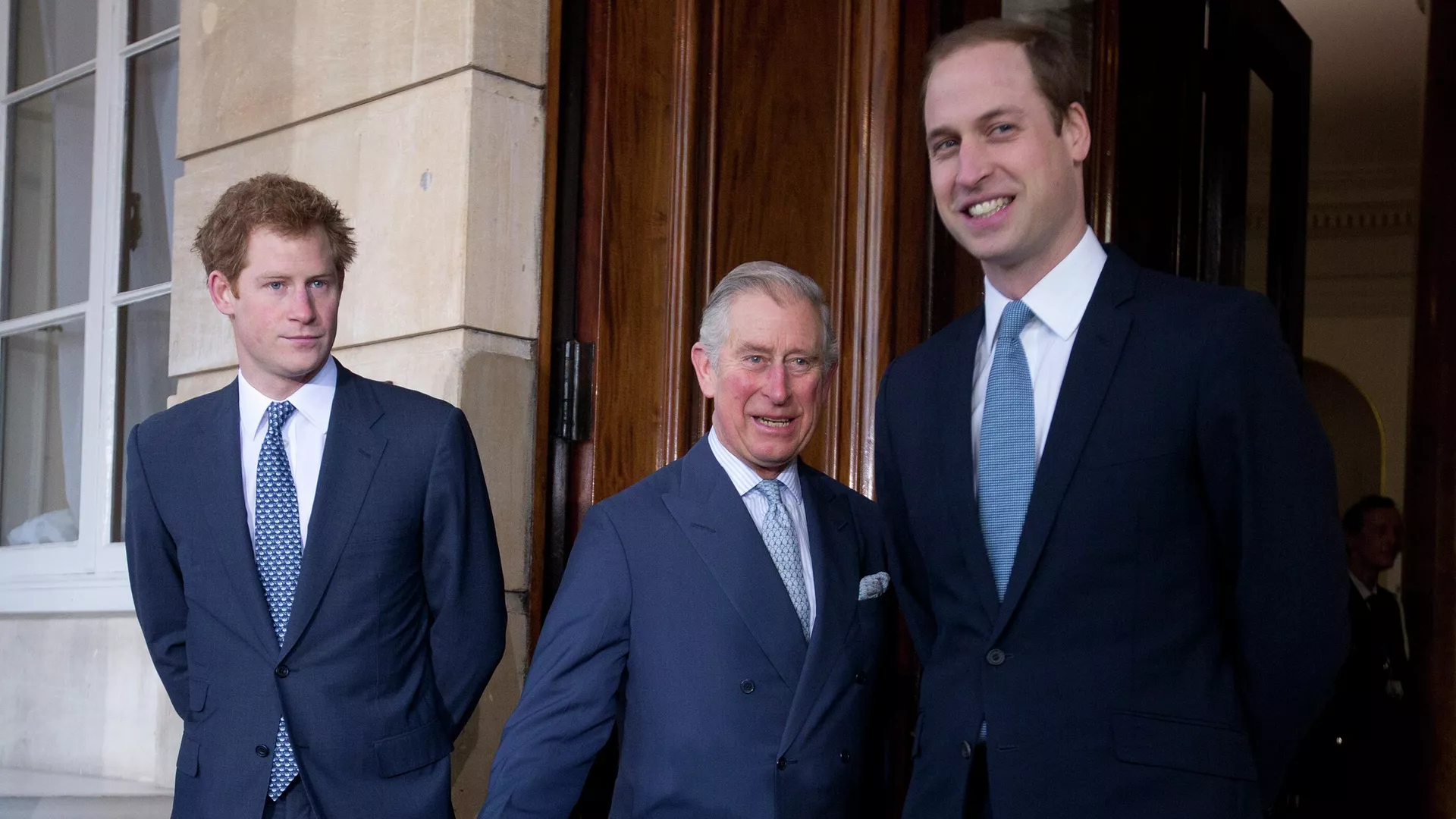 Carlos III, en el centro, con sus hijos el príncipe William, a la derecha, y el príncipe Harry - Sputnik Mundo, 1920, 09.09.2022