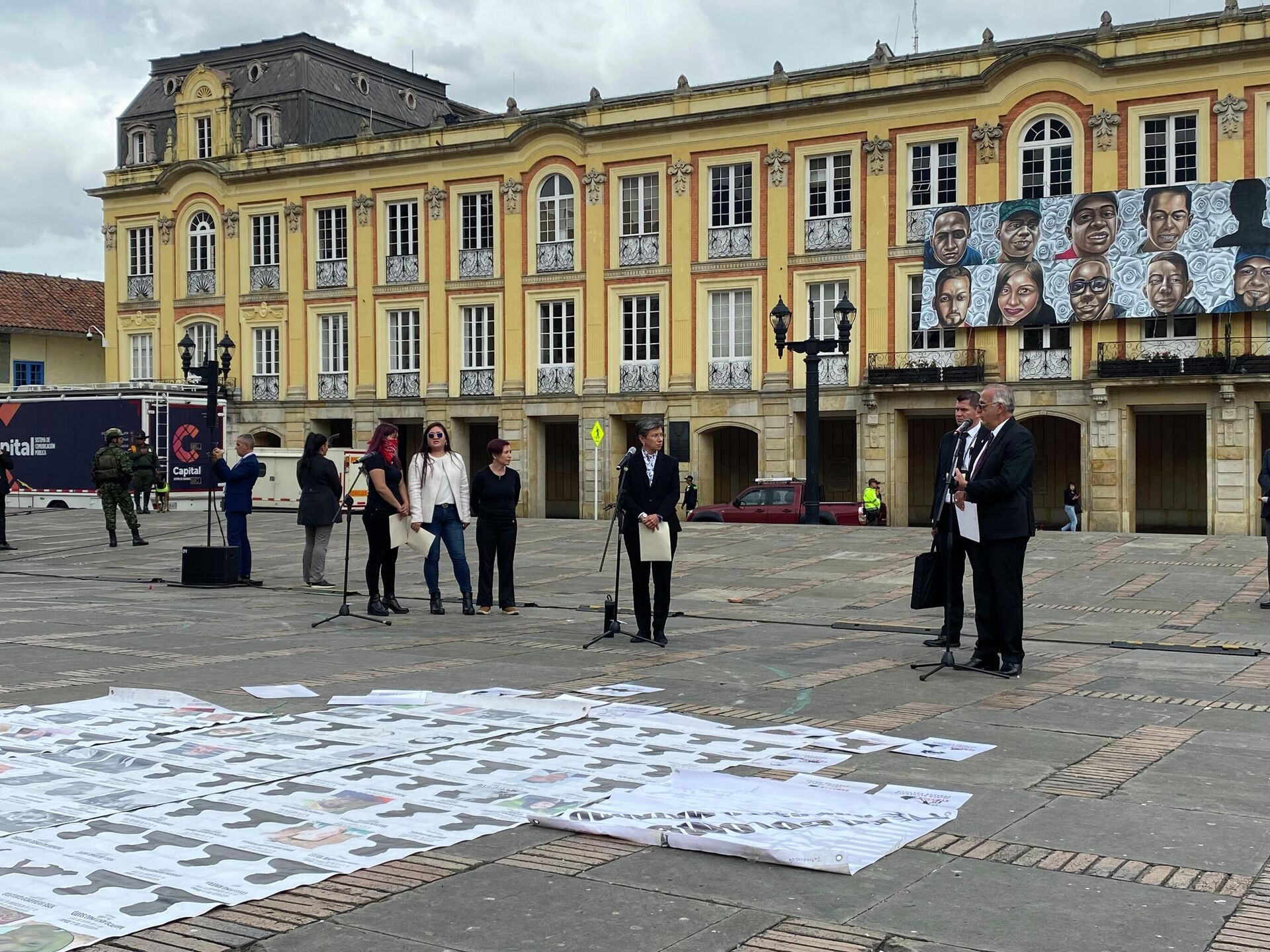 Momento en el que la alcaldesa Claudia López y el ministro de Defensa, Iván Velásquez, atendieron el homenaje en la Plaza de Bolívar Momento en el que la alcaldesa Claudia López y el ministro de Defensa, Iván Velásquez, atendieron el homenaje en la Plaza de Bolívar - Sputnik Mundo, 1920, 10.09.2022