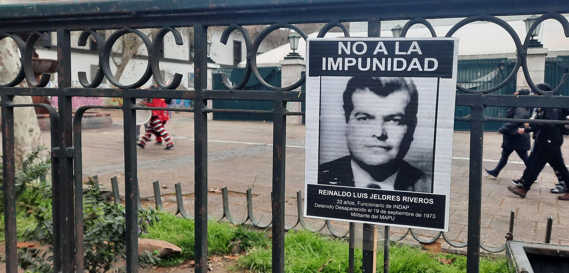 Cartel de detenido desaparecido colocado en la Alameda  - Sputnik Mundo, 1920, 11.09.2022