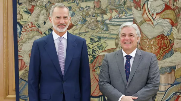 Felipe VI, rey de España (a la izquierda), y Francisco Bustillo, ministro de Relaciones Exteriores uruguayo (a la derecha) - Sputnik Mundo
