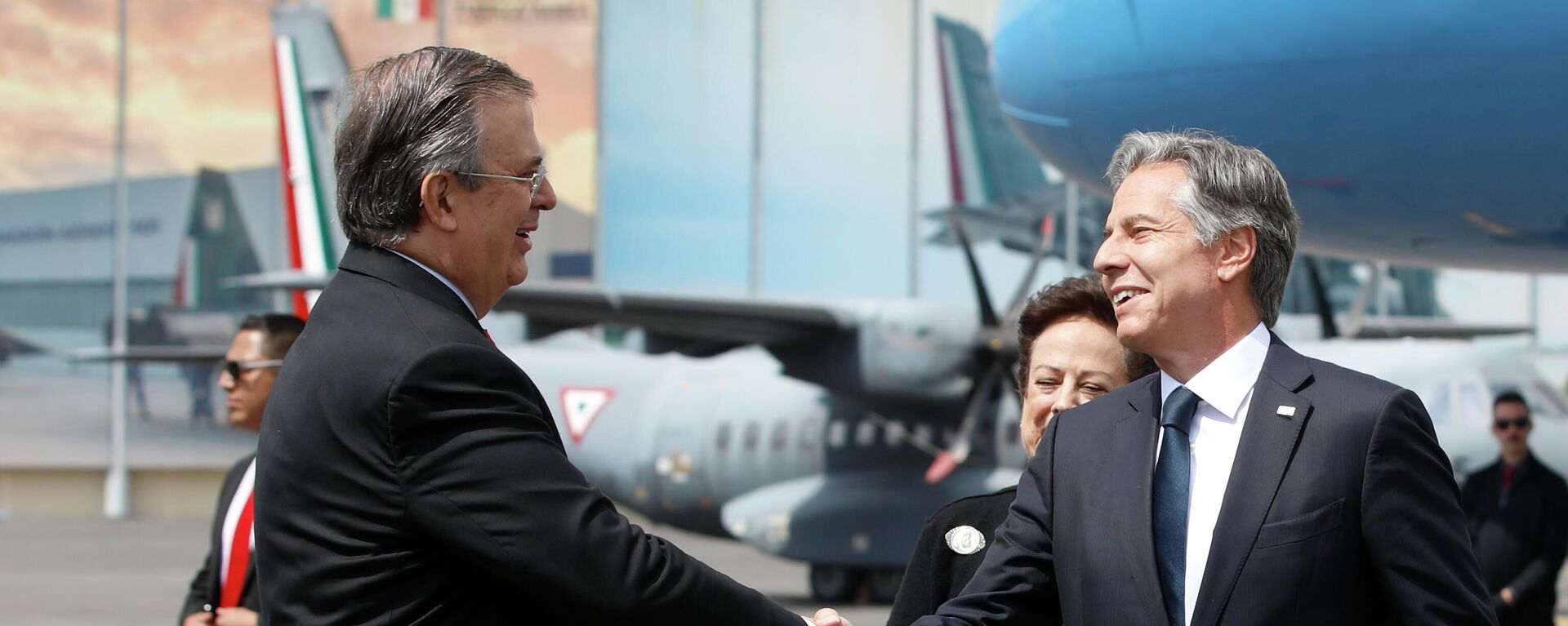 El canciller mexicano, Marcelo Ebrard, recibió al secretario de Estado de EEUU, Antony Blinken, en el aeropuerto - Sputnik Mundo, 1920, 13.10.2022