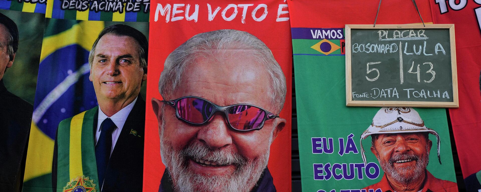 Retratos de Lula y Bolsonaro en unos carteles  - Sputnik Mundo, 1920, 13.09.2022