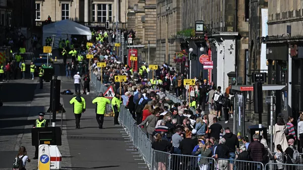 La genta hace cola frente a la catedral de San Gil en Edimburgo el 13 de septiembre de 2022 - Sputnik Mundo