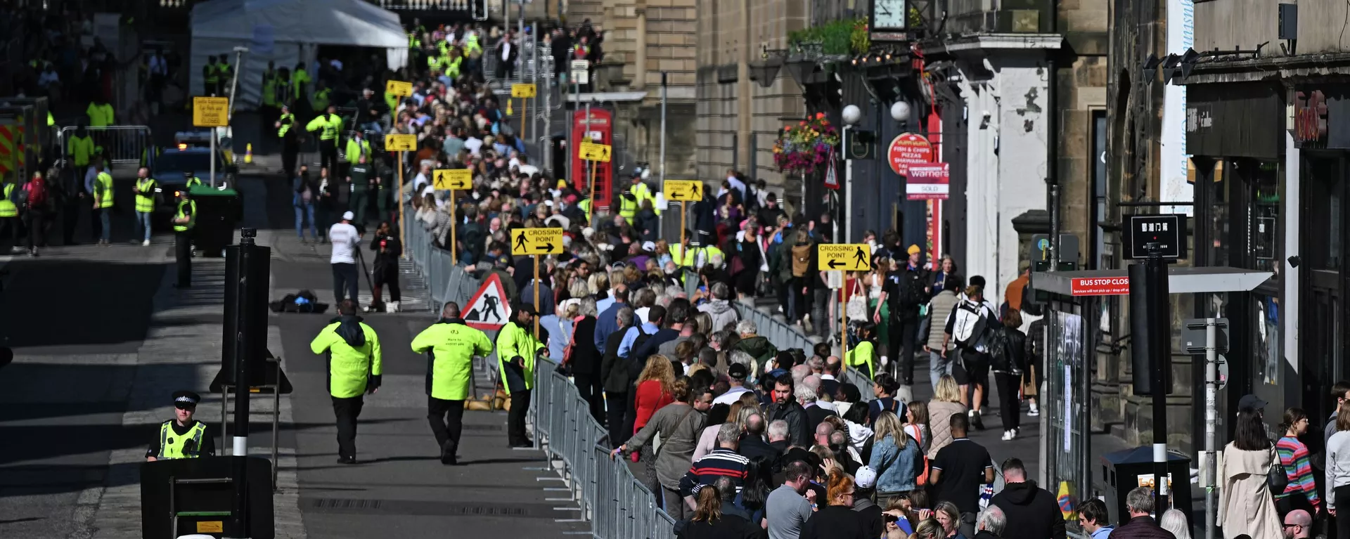 La genta hace cola frente a la catedral de San Gil en Edimburgo el 13 de septiembre de 2022 La genta hace cola frente a la catedral de San Gil en Edimburgo el 13 de septiembre de 2022 - Sputnik Mundo, 1920, 13.09.2022